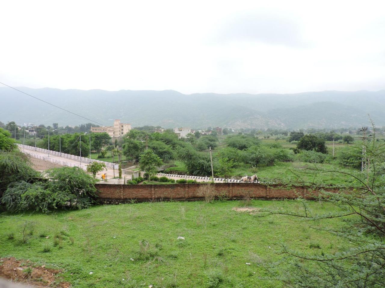 Radhika Palace Hotel Pushkar Bagian luar foto