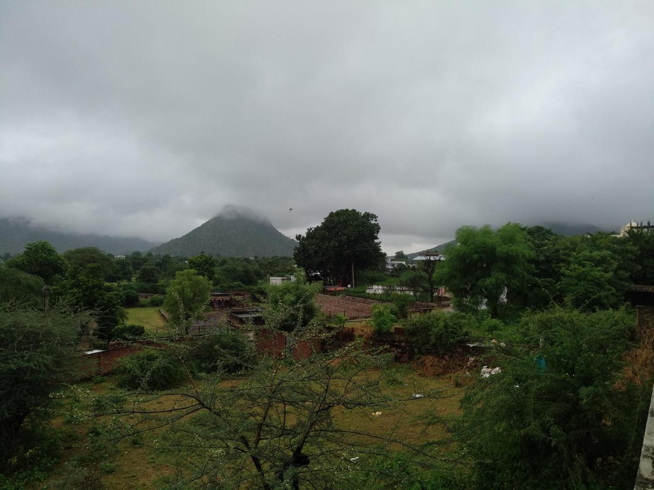 Radhika Palace Hotel Pushkar Bagian luar foto